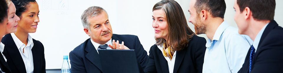 gruppe-am-tisch-960x250.jpg